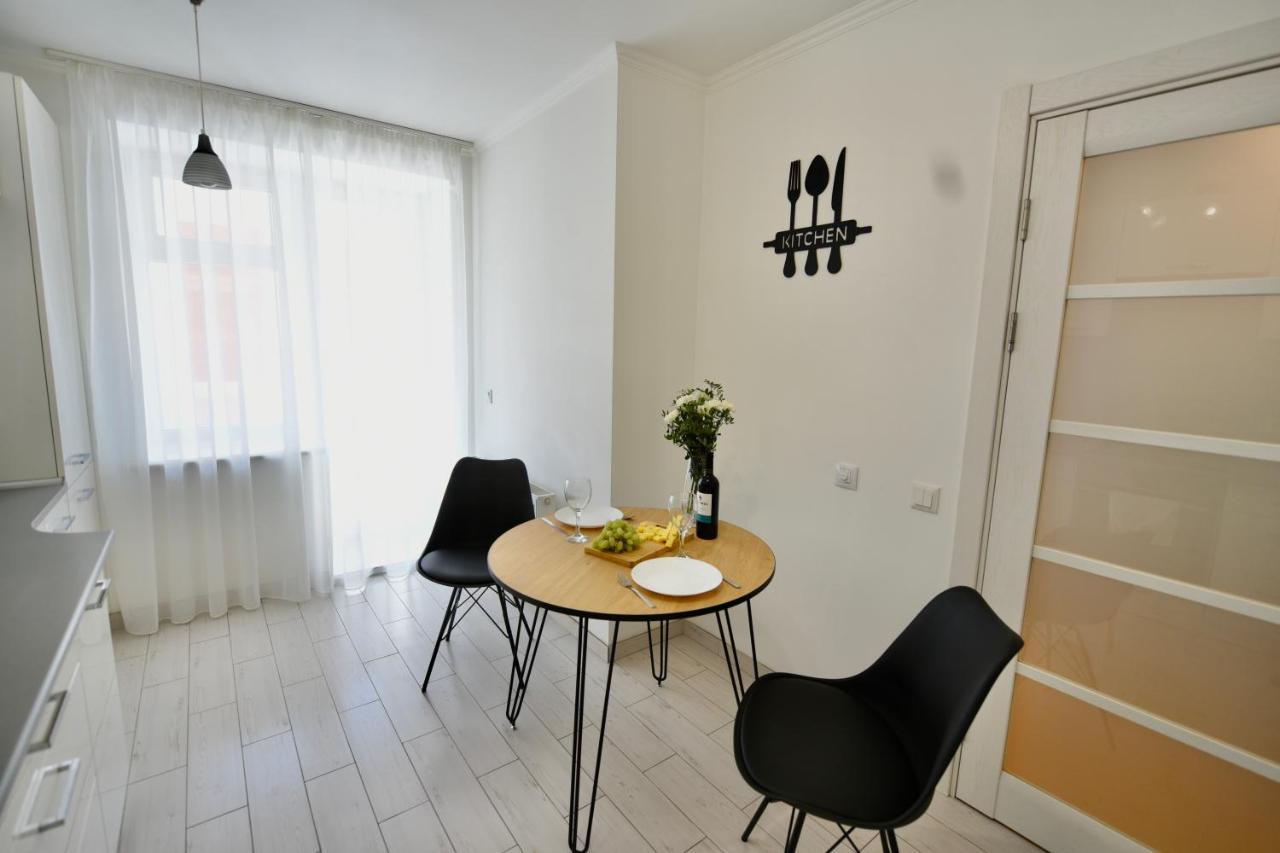 Cozy Apartment Next To The Park Ternopil Exterior foto